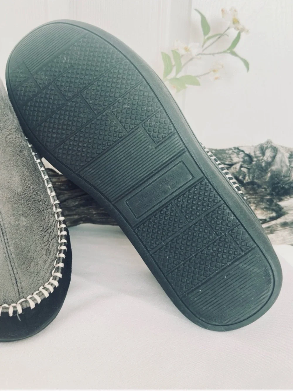 EVERFOAMS ~ Cozy Gray Sherpa-Lined Contrasting Stitching  Slip-On Men’s Slippers